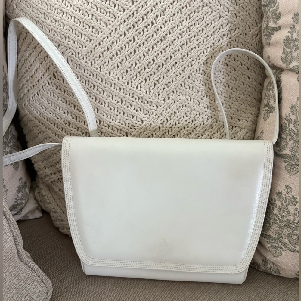 Salvatore Ferragamo Chic White Crossbody Bag with Sleek Design